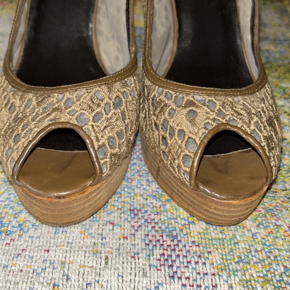 Stuart Weitzman Size 7.5 Peeptoe Heels - Picture 6 of 12
